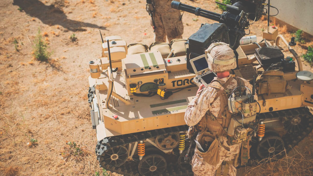 В Великобритании проходят первые в мире военные учения с участием людей и боевых роботов