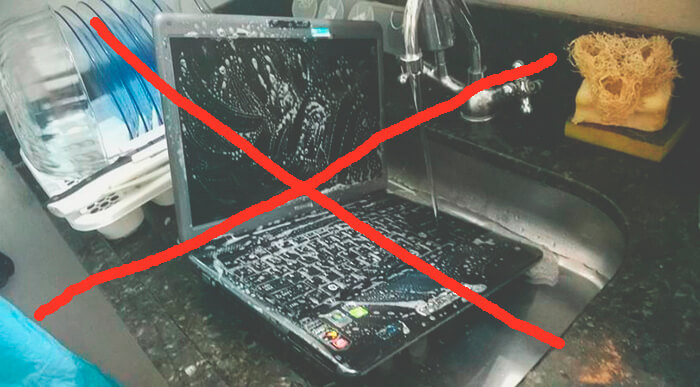 Запрещается промывать части ноутбука водой